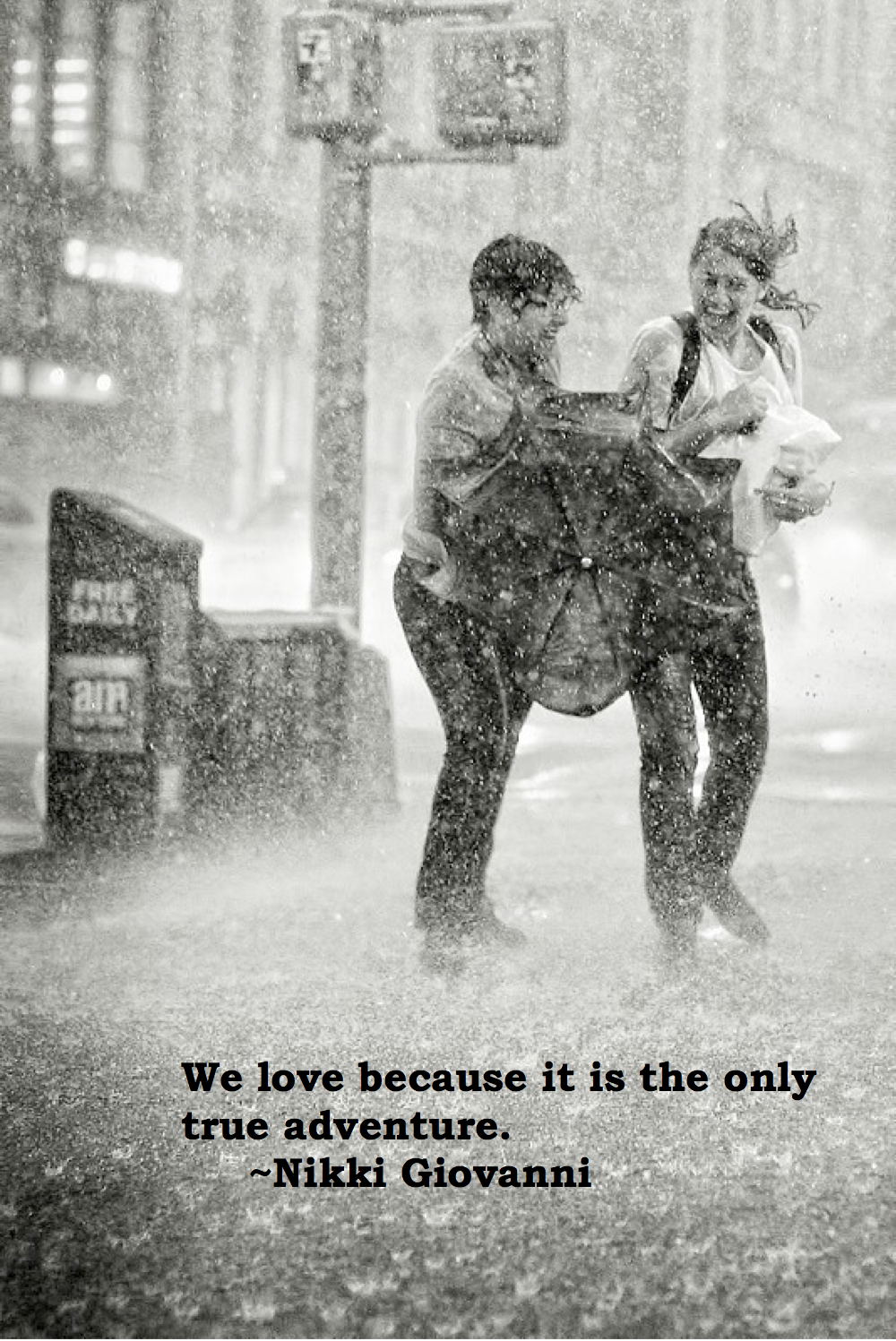 La pareja camina bajo la lluvia