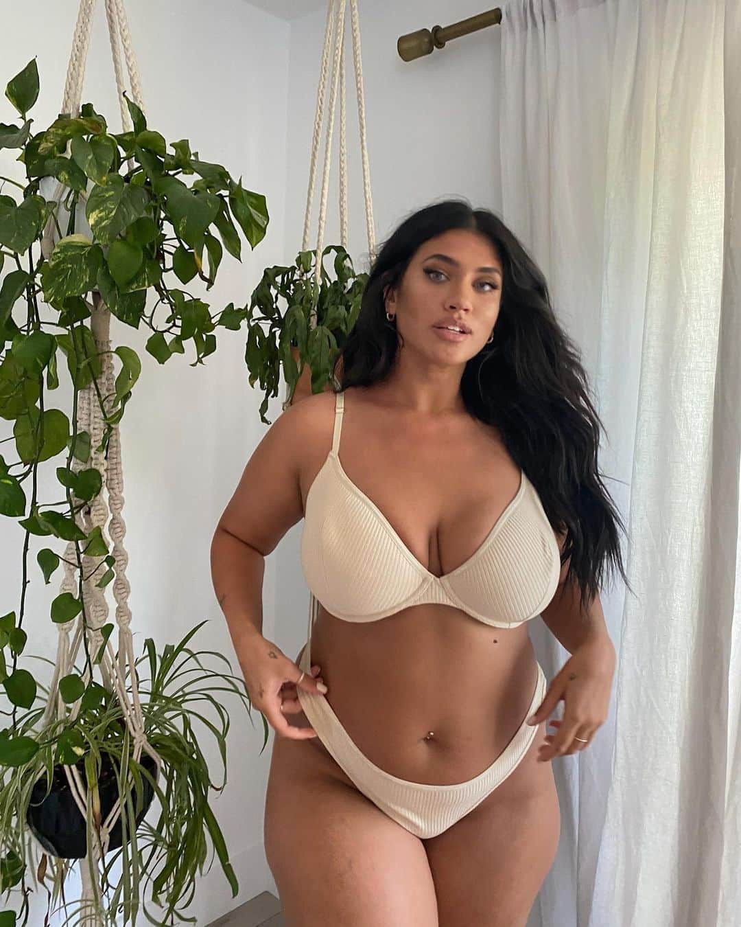 Latisia Thomas en la ducha