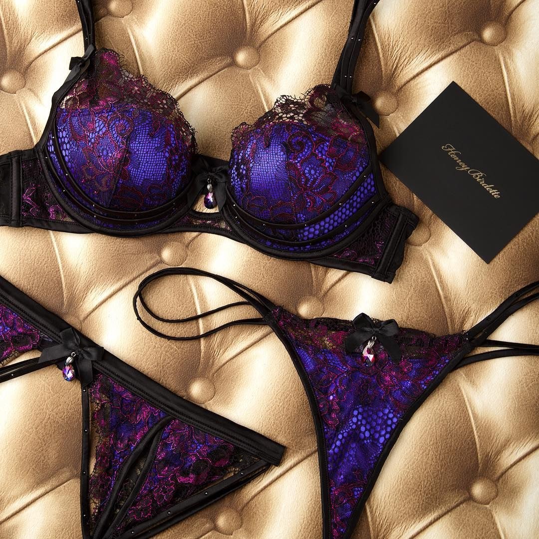 Ropa interior de encaje violeta