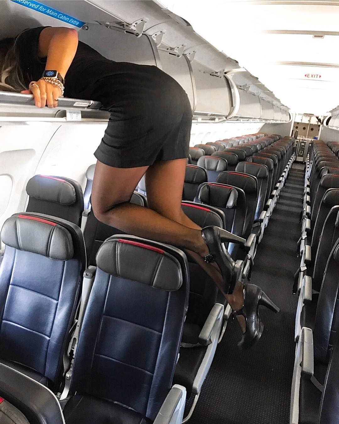 Hermosas piernas en un avión