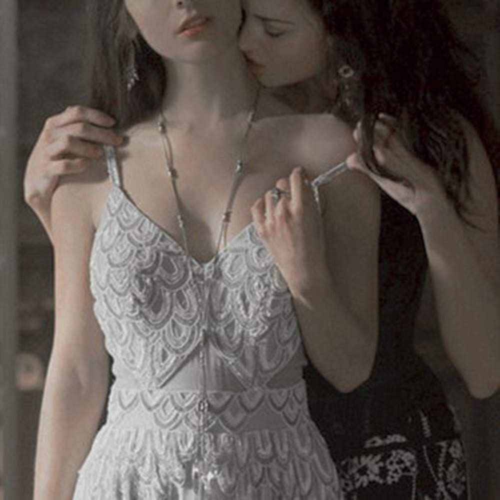 Las chicas se besan en los labios
