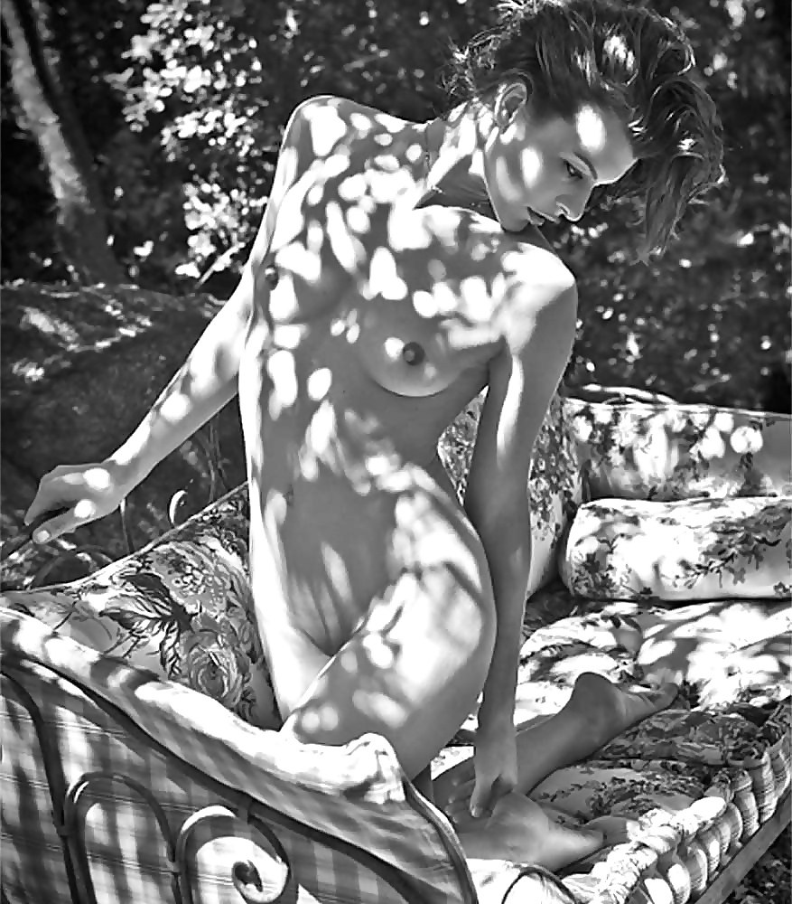 Desnuda Mila Yovovich del monasterio