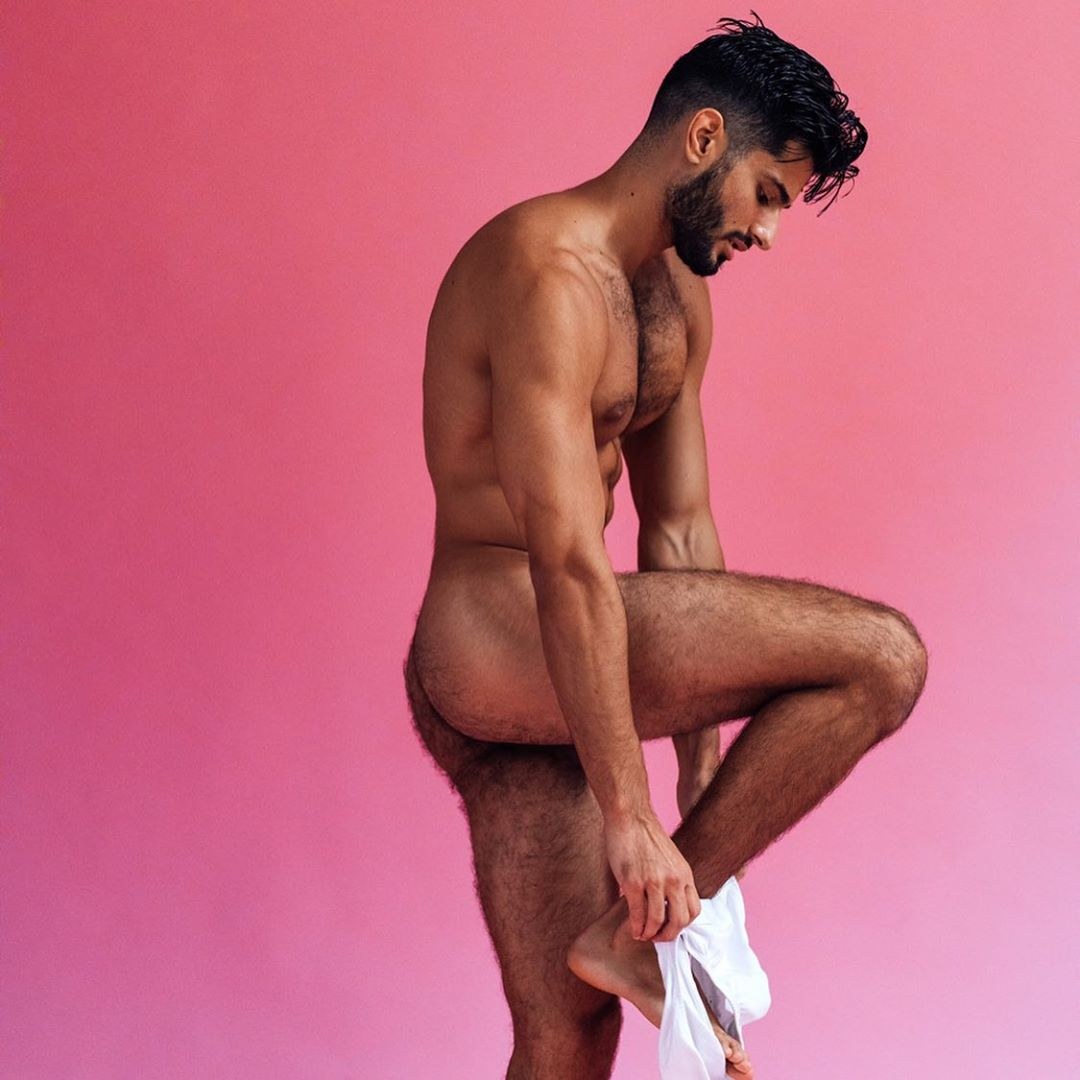 Un niño con un gran pene