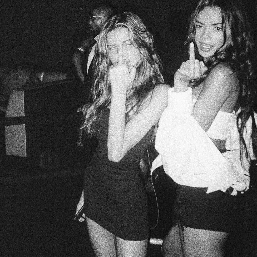 Dos chicas en el beso de la piscina