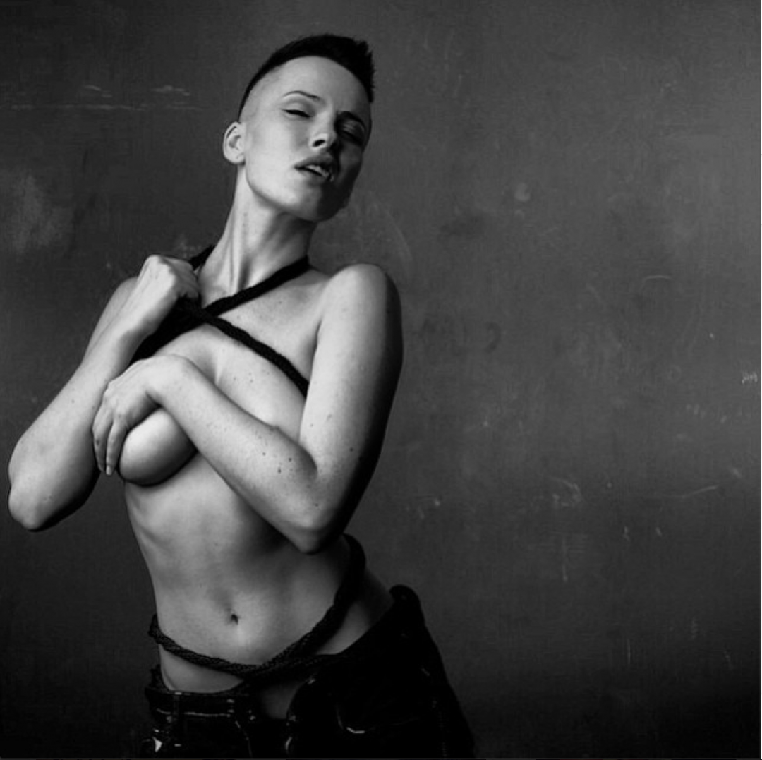 Dasha Astafyeva desnuda en la película Swingers