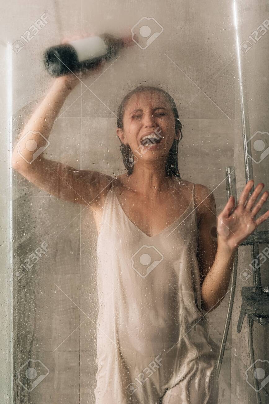 Chicas en una ducha común