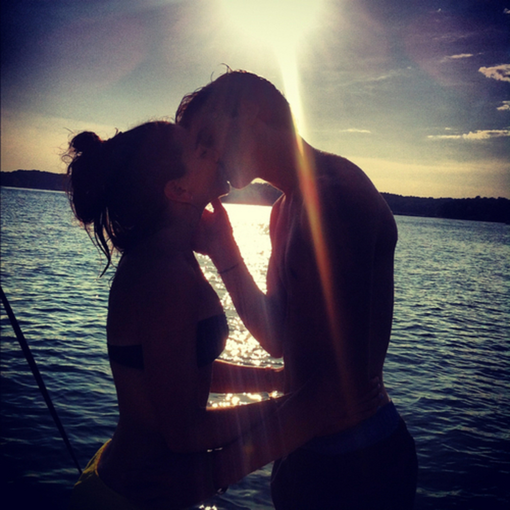 Chica morena con un chico en el mar