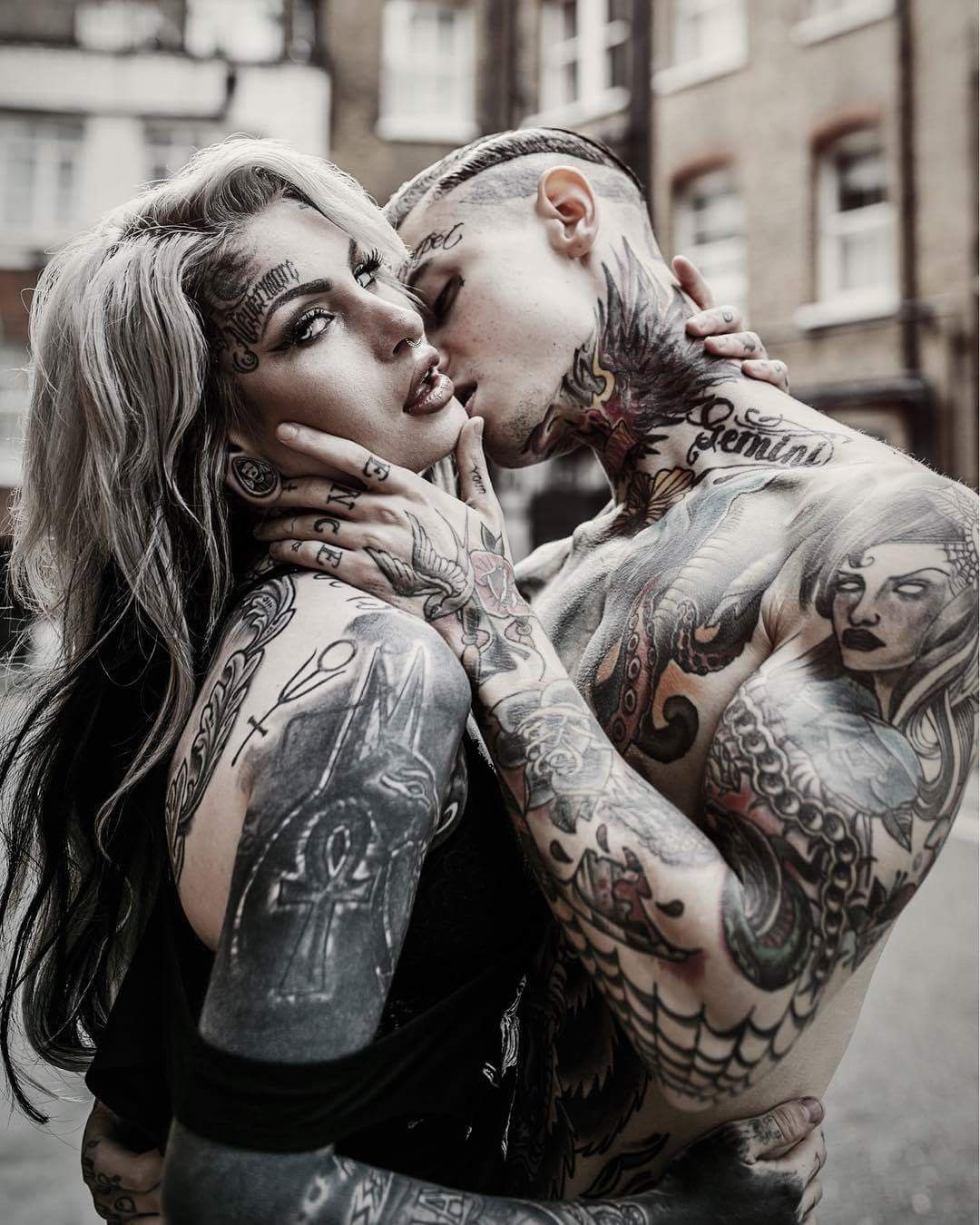 Estrella porno con tatuaje en el ano