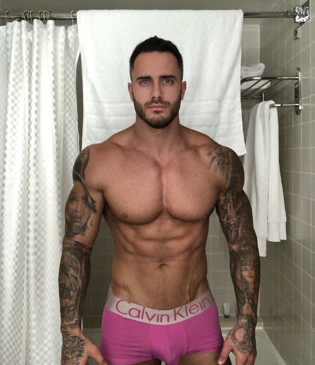 Mike Chabot está desnudo