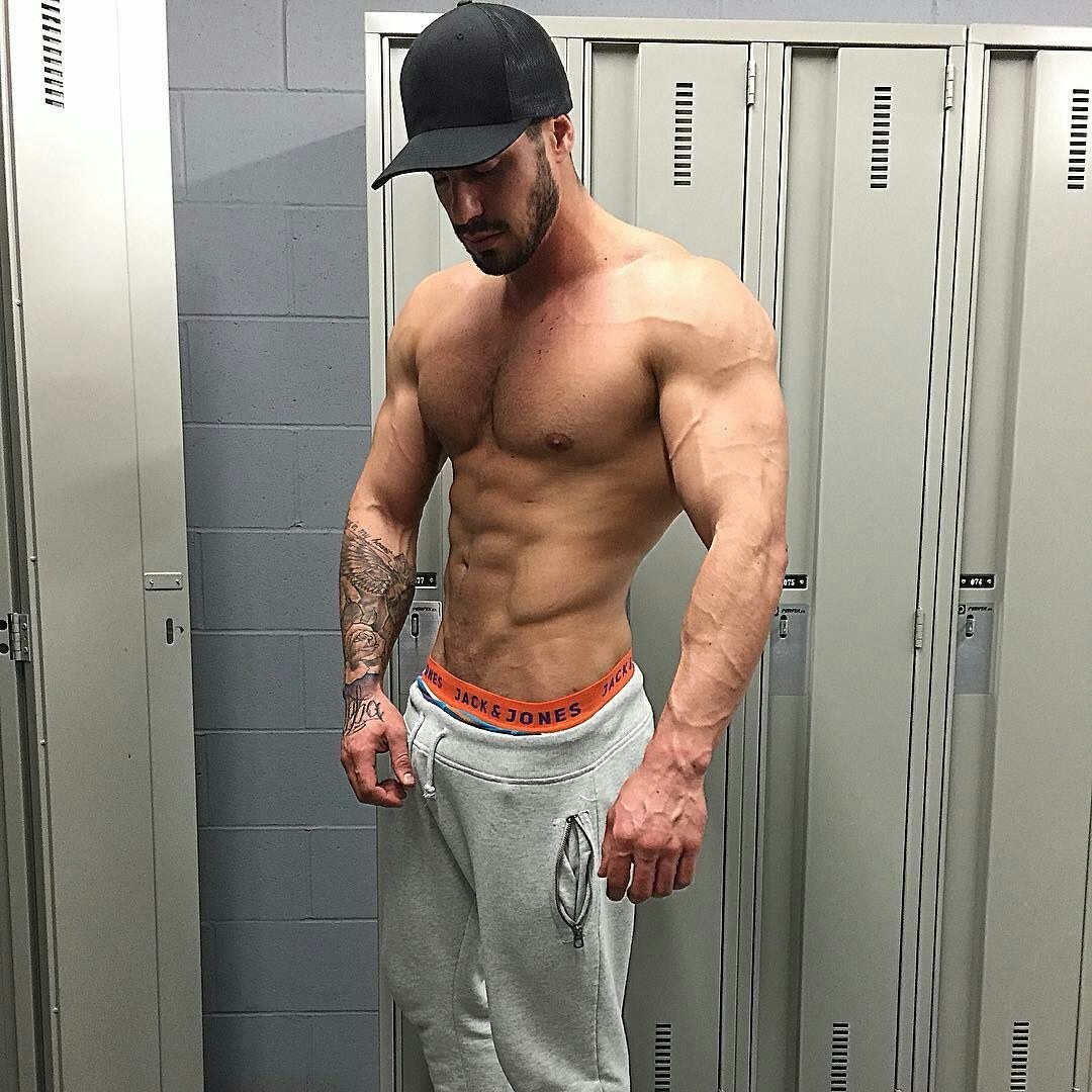 Mike Chabot está desnudo