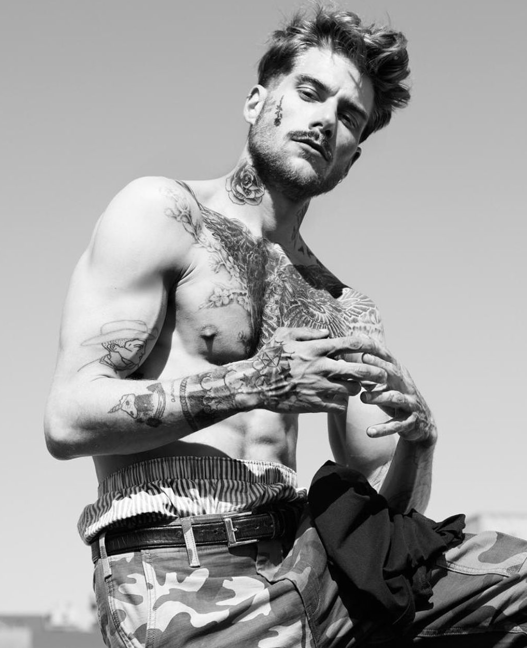Clément Grobotek desnudo
