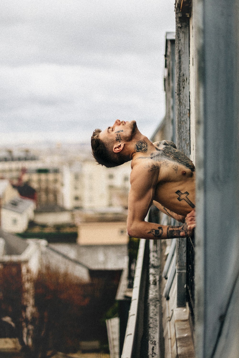 Clément Grobotek desnudo