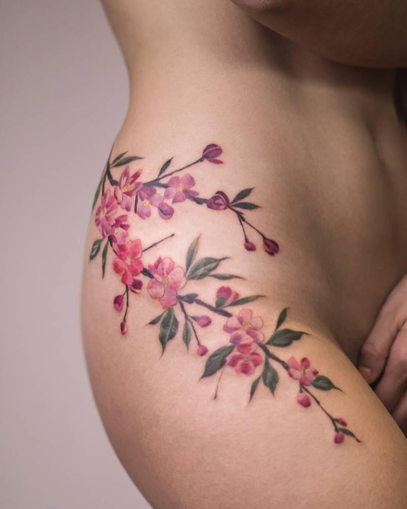 Tatuaje tres en la cadera