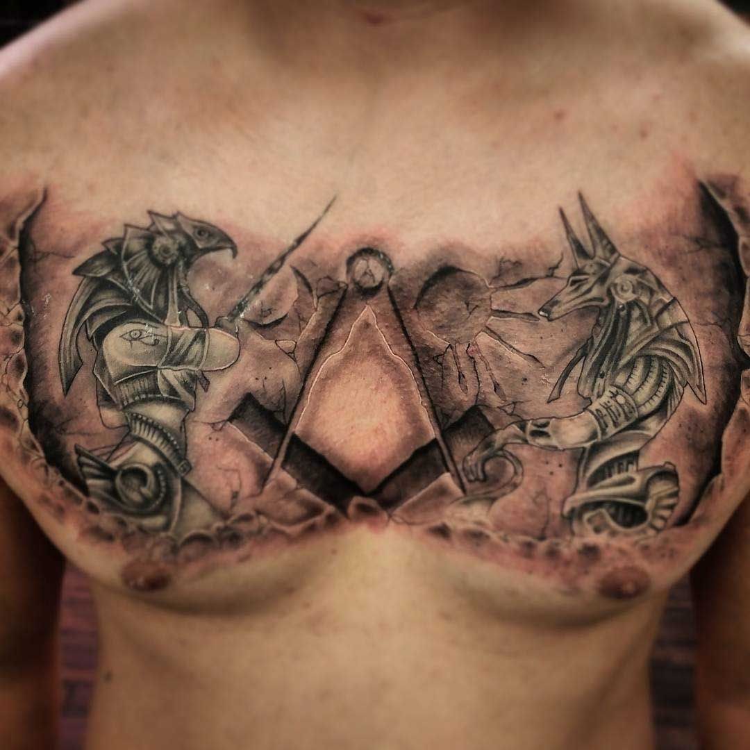 Tatuaje egipcio en el cofre