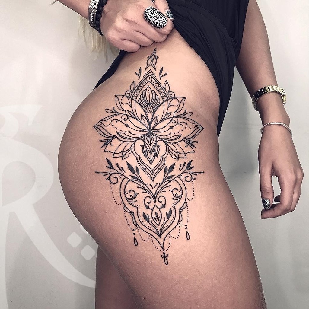 Tatuaje mandala en la cadera
