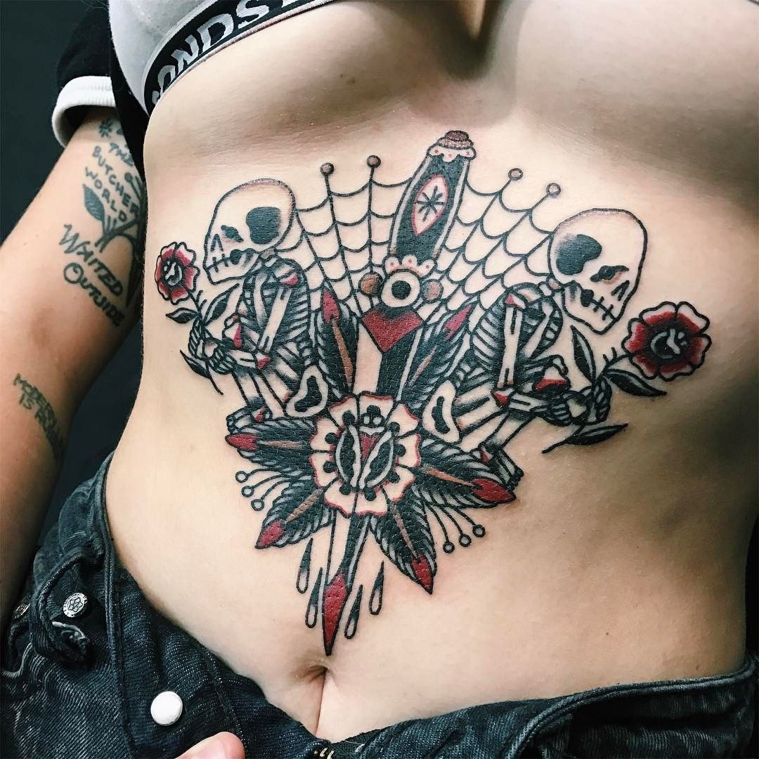 Tatuajes geniales en el cofre femenino