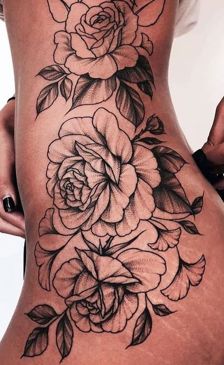 Flores de tatuaje en la cintura