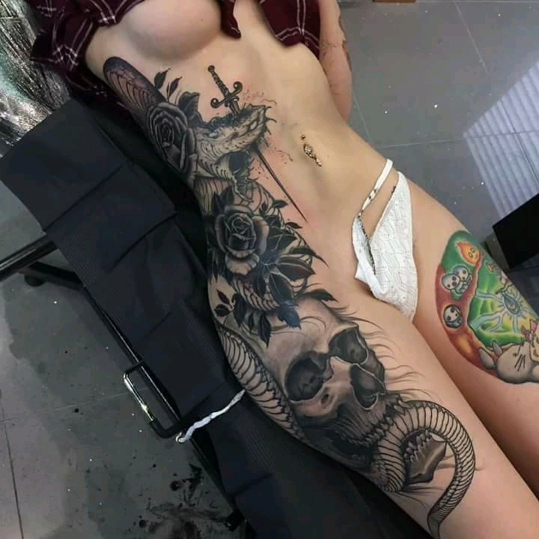 Chicas desnudas en un salón de tatuaje