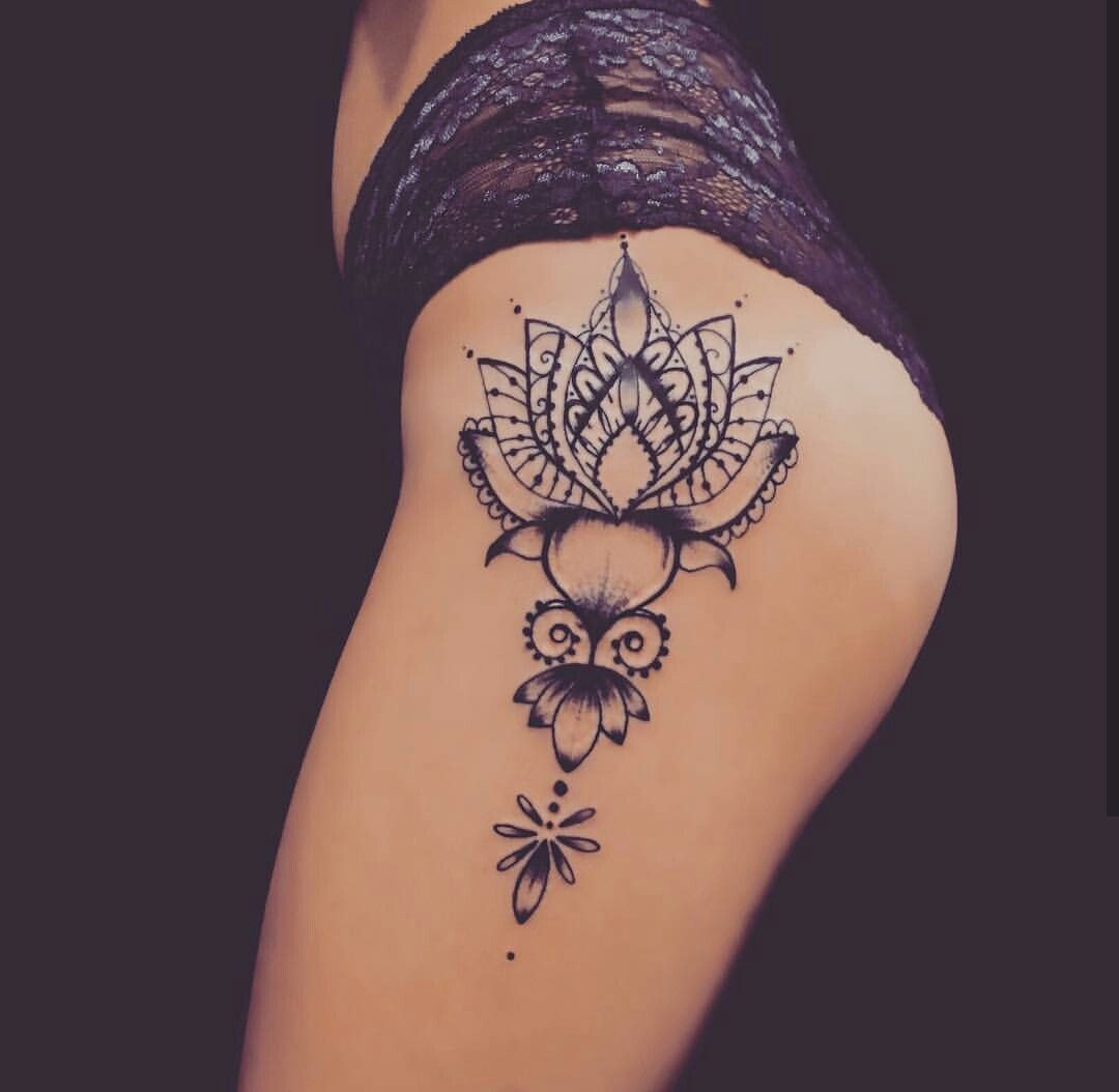 Tatuaje lotus mandala en la cadera