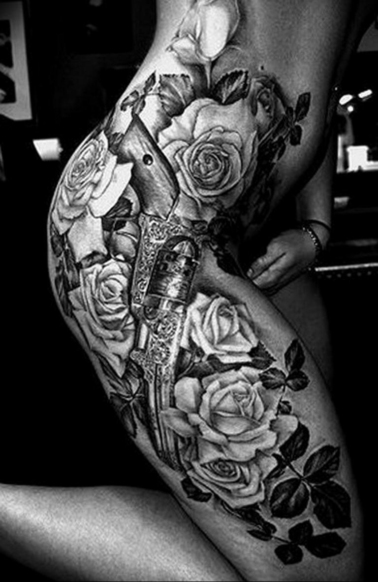 El tatuaje en el muslo es grande