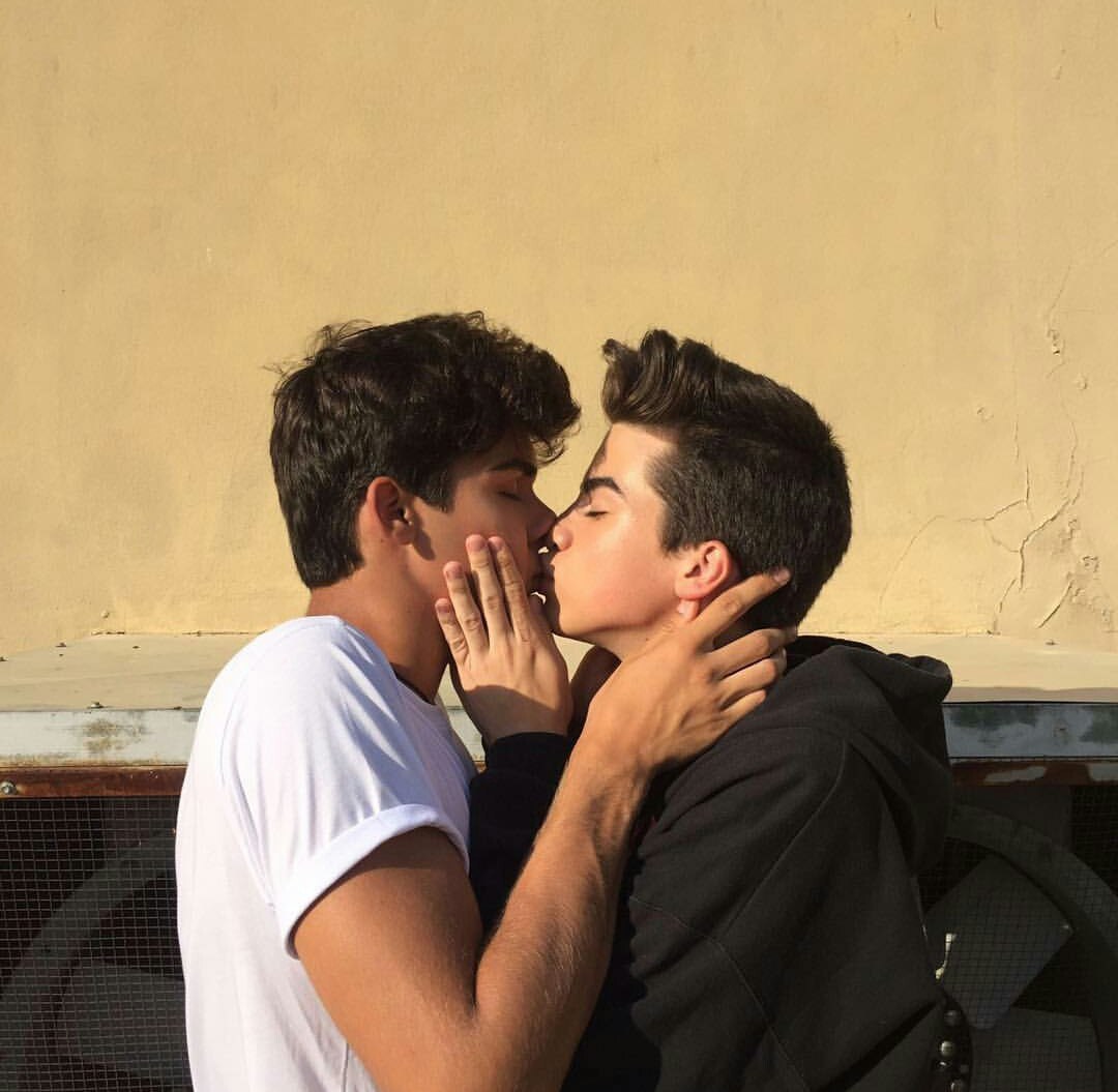 Beso de Aidan Gallagher