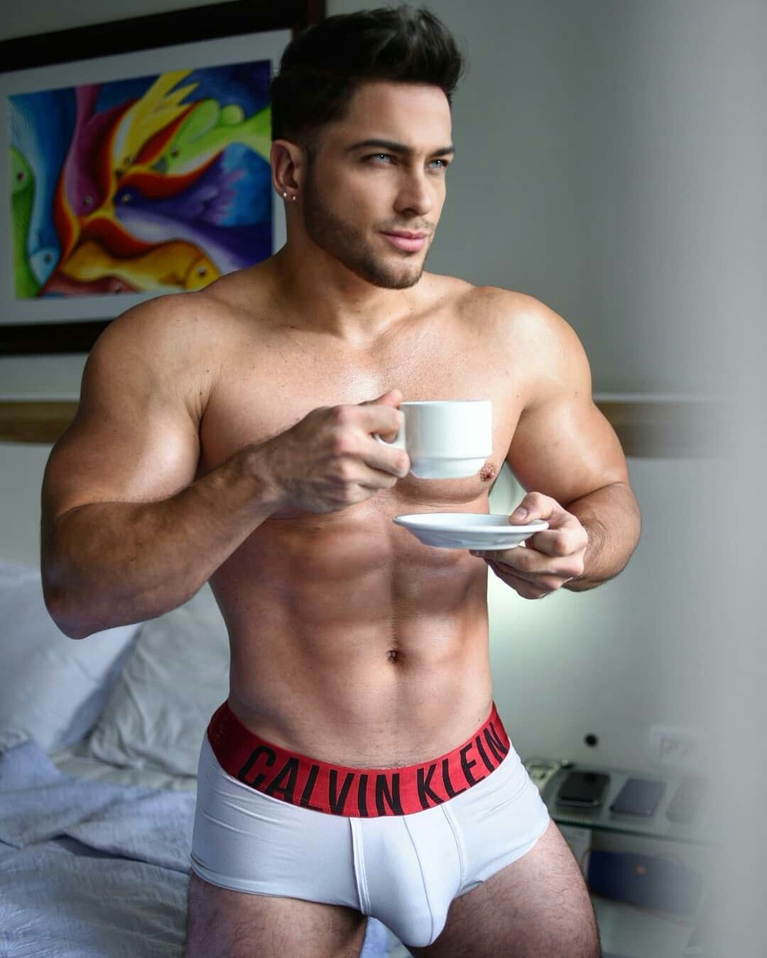 Café y hombre en pantalones cortos