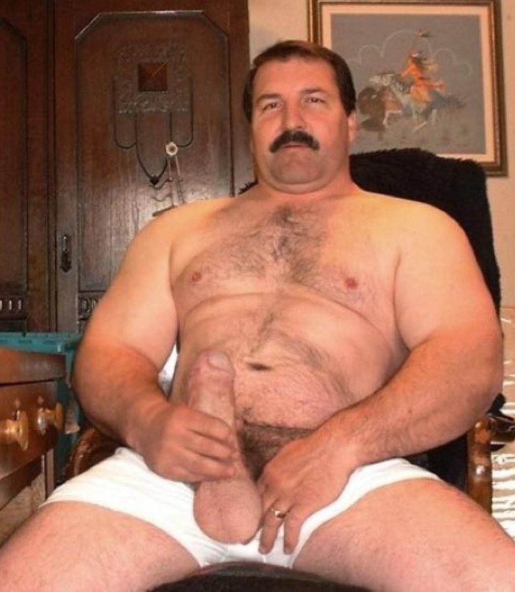 Hombre anciano peludo desnudo