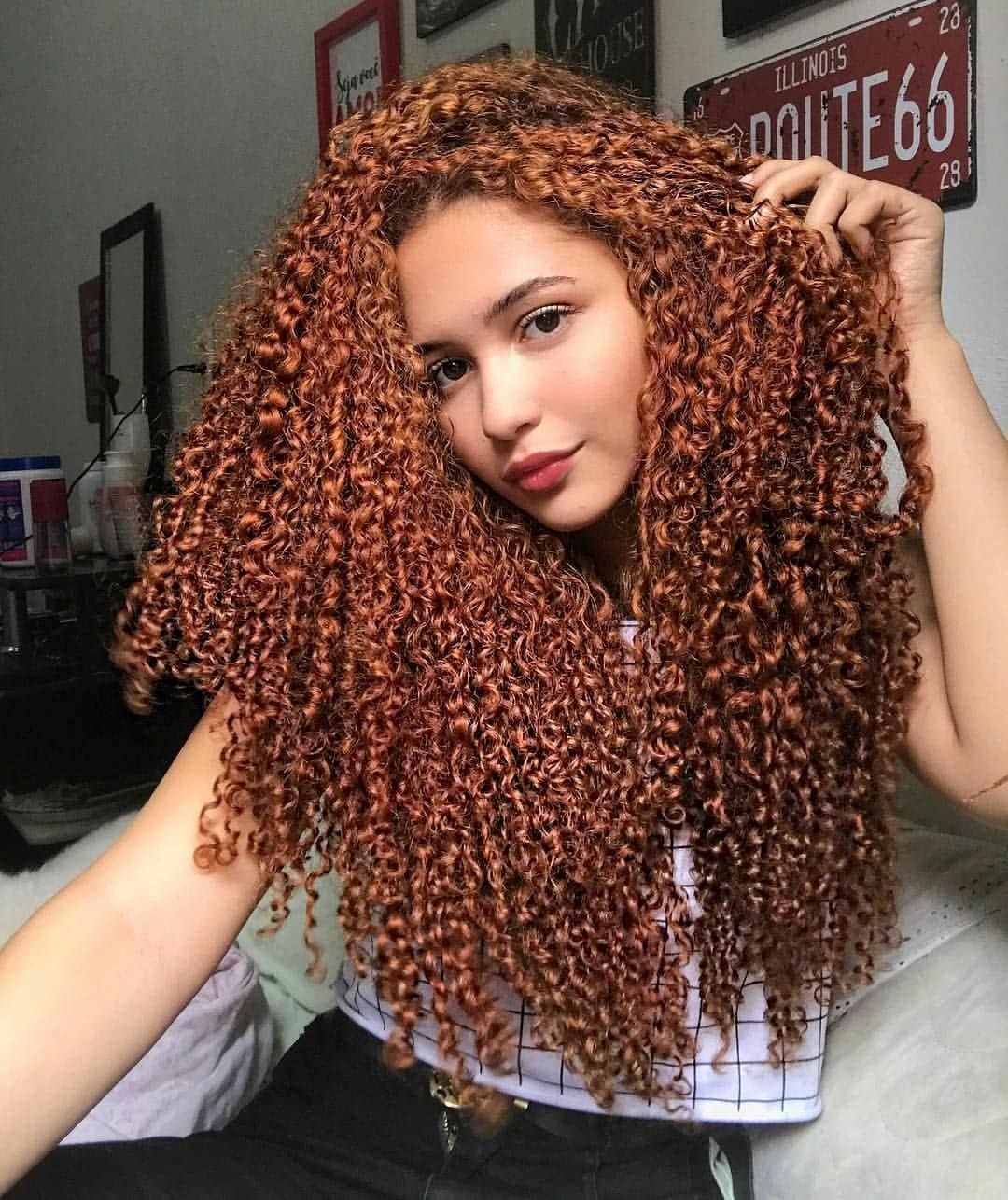 Chica rizada desde atrás