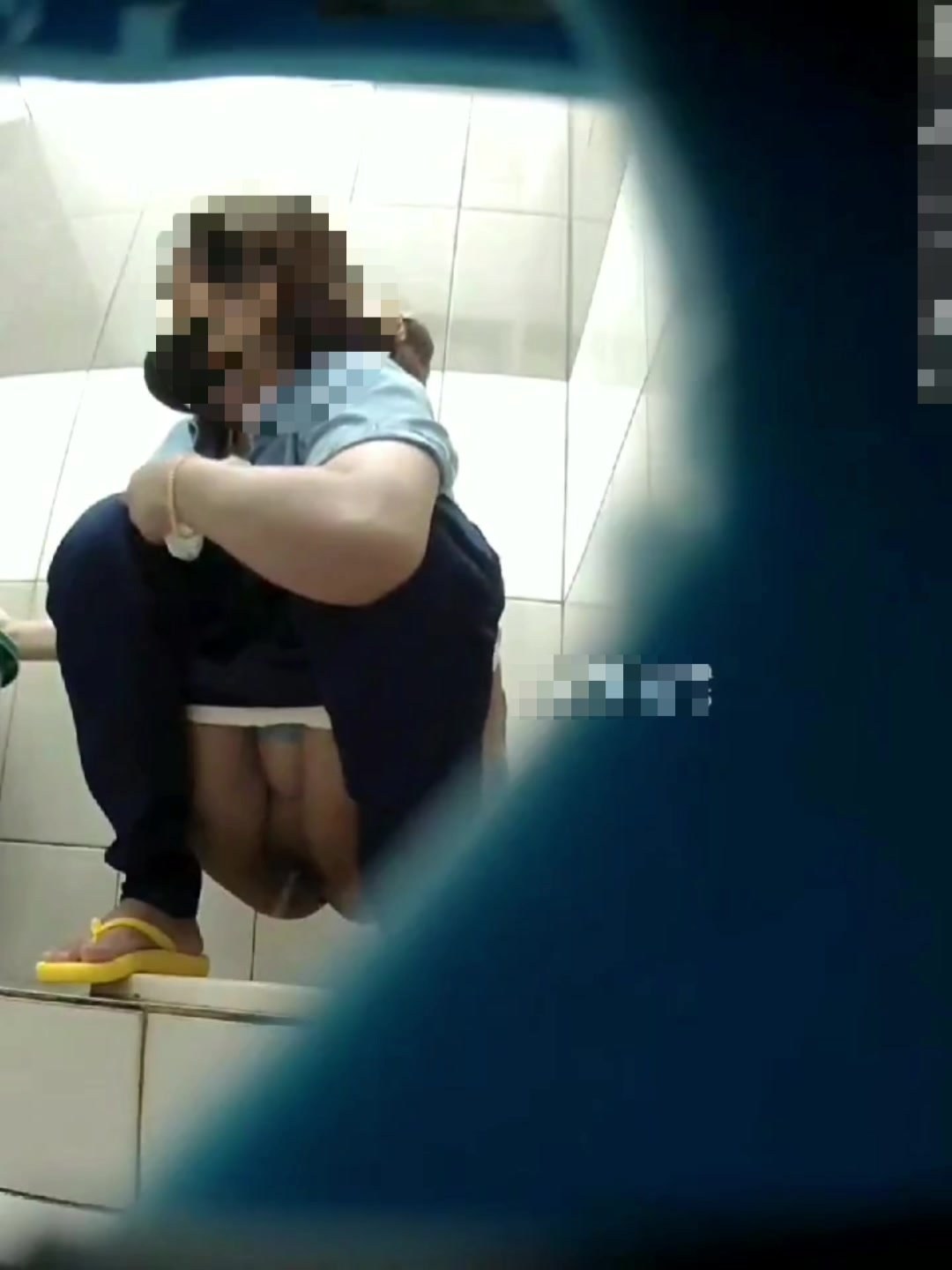 SHEMALES en medias en un baño para mujeres