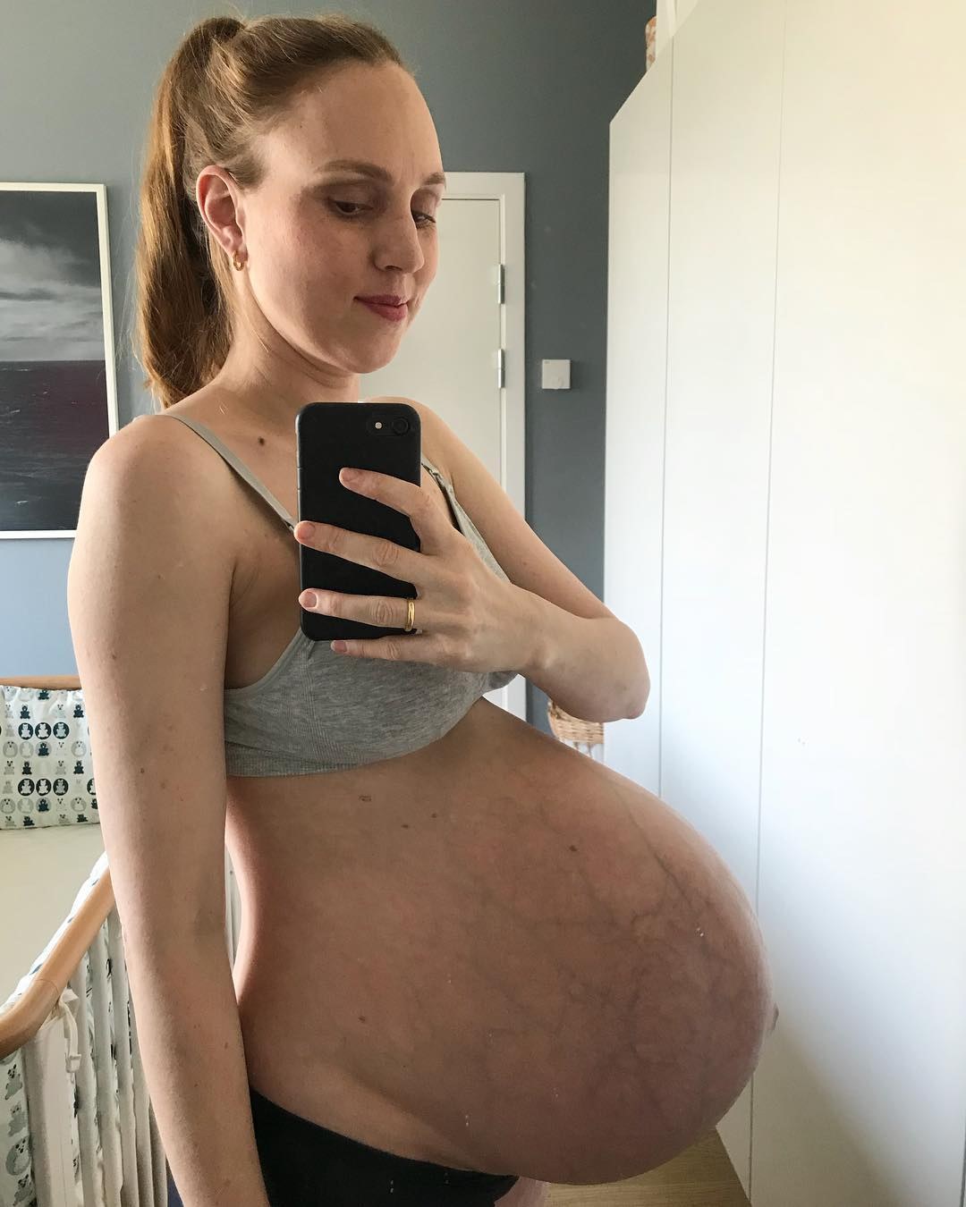 Sesión de fotos de mujeres embarazadas con frutas