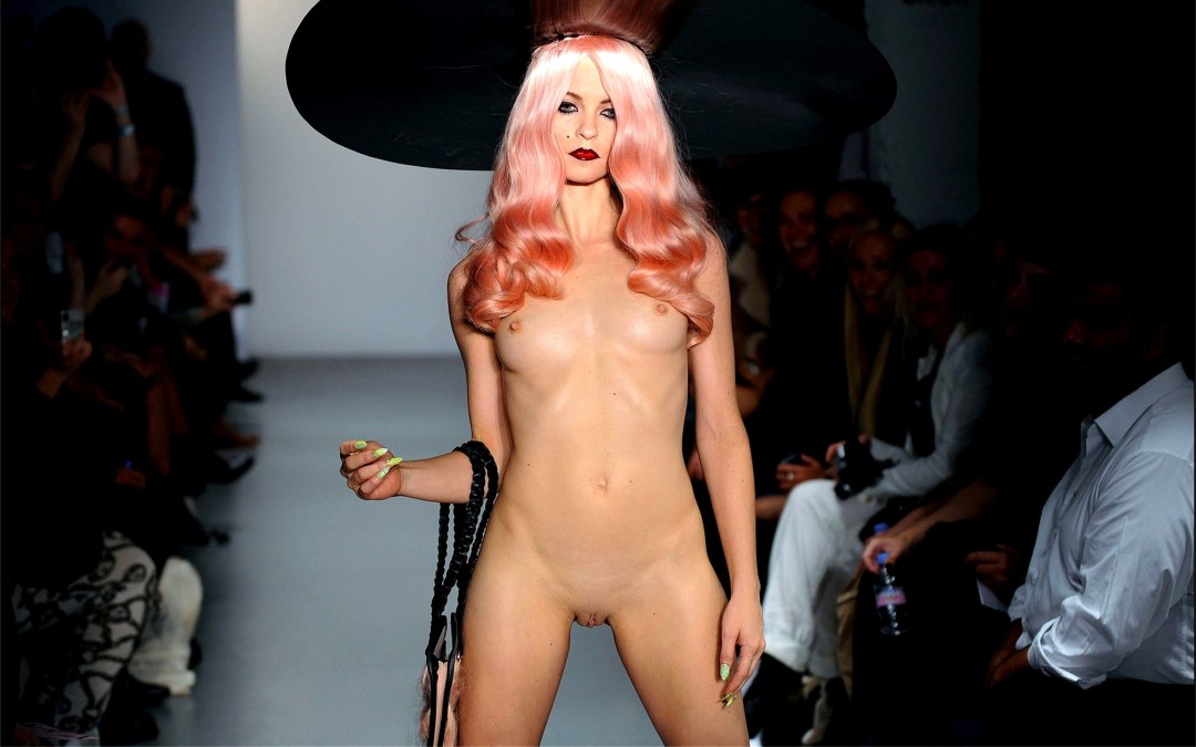 Moda desnuda Charlie le Mind