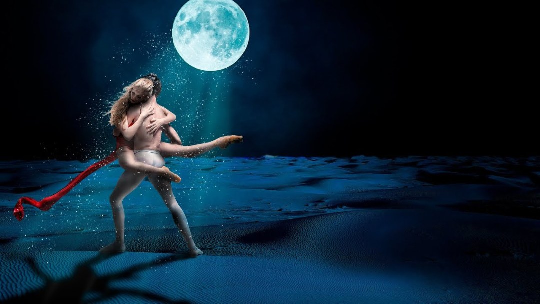 Niña baila debajo de la luna