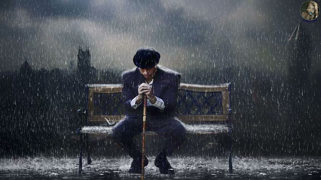 Un hombre bajo la lluvia