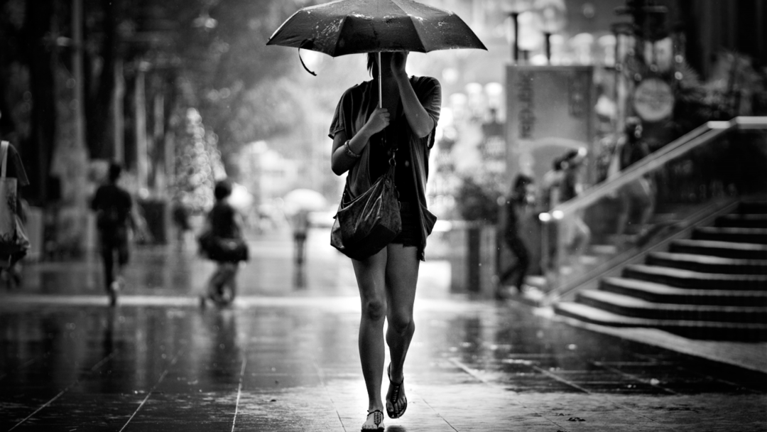 La niña esta bajo la lluvia
