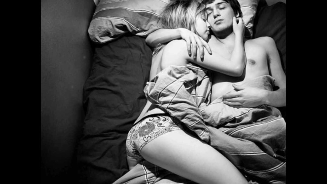 Chica duerme en un chico