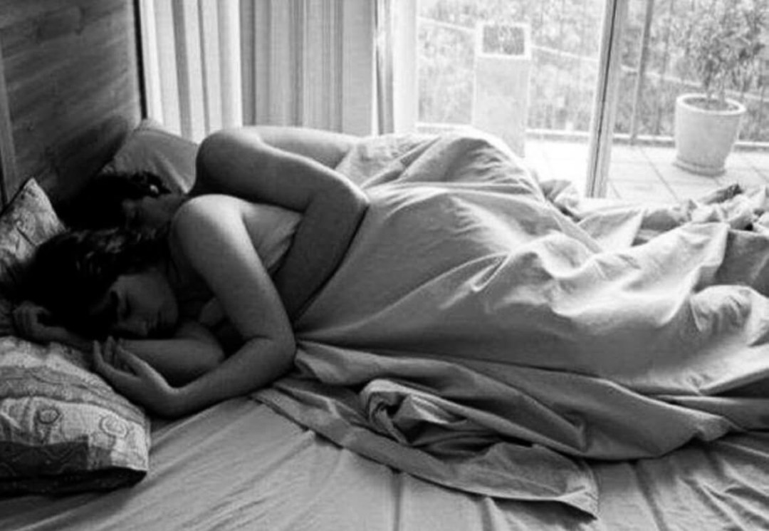 Abrazos en la cama