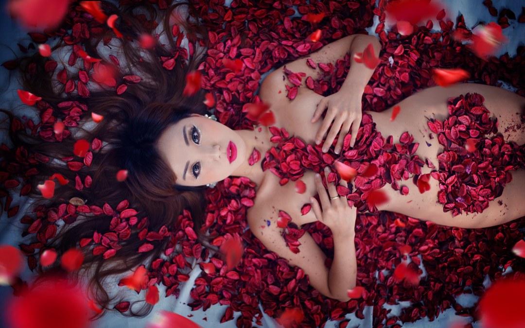 Chica en pétalos de rosa