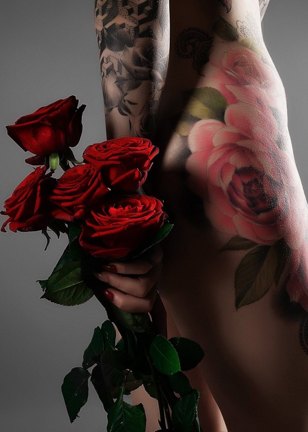 Flores en el cuerpo femenino