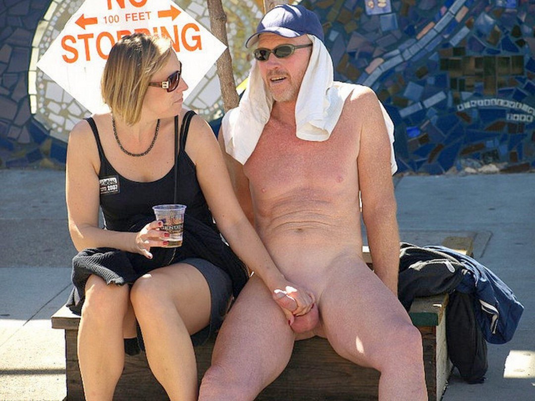 Agujero anal en la playa