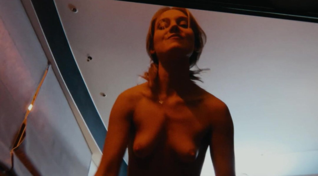 Christina Asmus desnuda en la película 2019