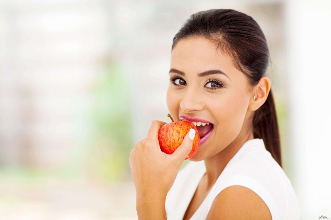 Chica con una canasta de verduras