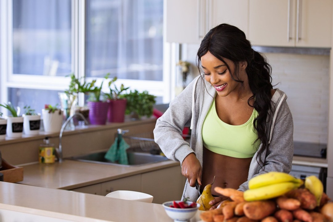 Chica con comida saludable