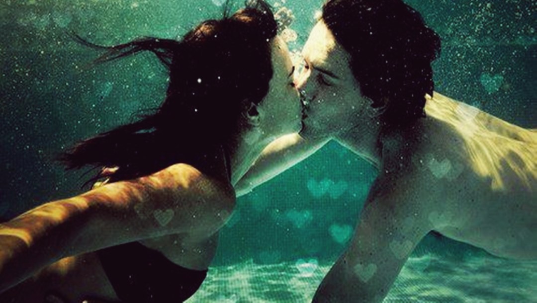Chico y chica en el agua