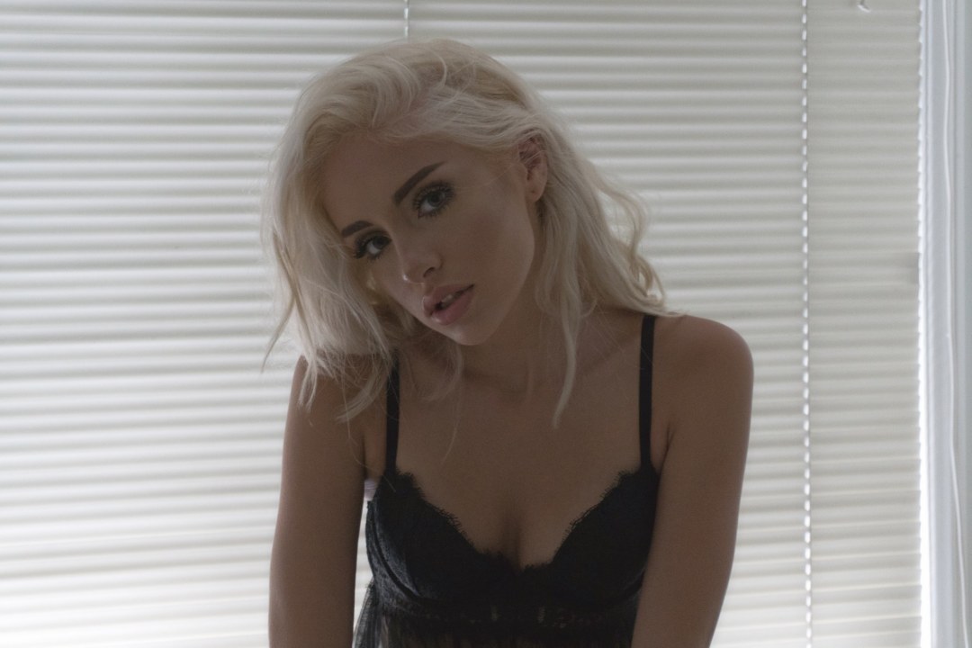 Naomi Woods Solo