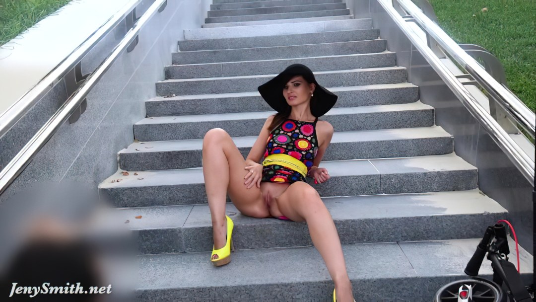 Desnuda Jenny Smith en la entrada