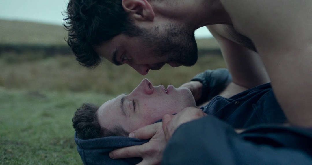 Josh O'Connor y Alec Sekaryan en la película "God's Earth" (2017)