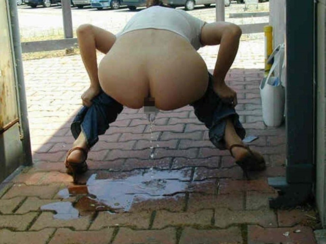 Las ancianas extendieron sus piernas sin bragas