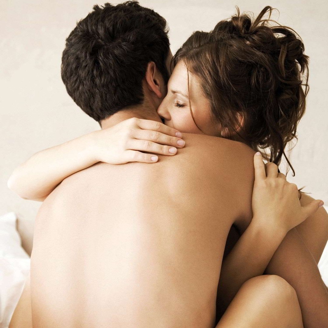 Hombre y mujer en la cama