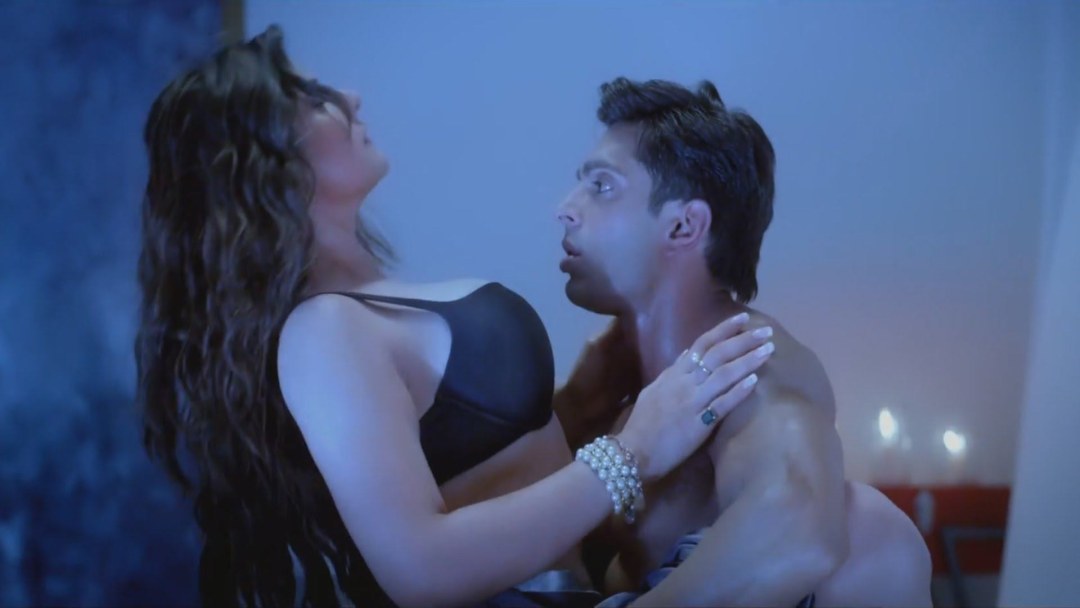 Zarine khan beso
