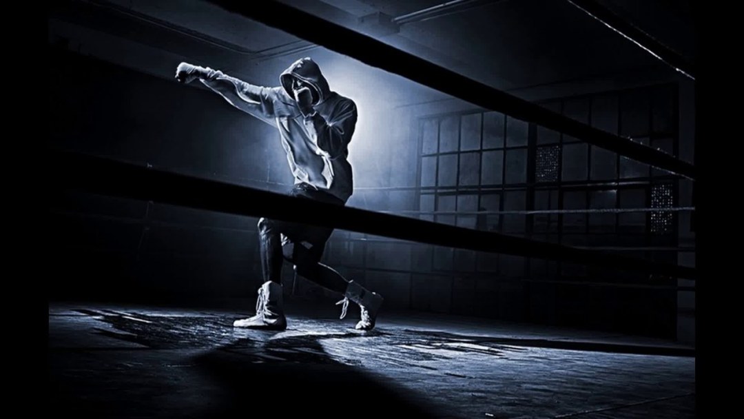 Chica con pera de boxeo